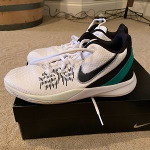 Kyrie Flytrap 2 White, black, and green size 6.5.